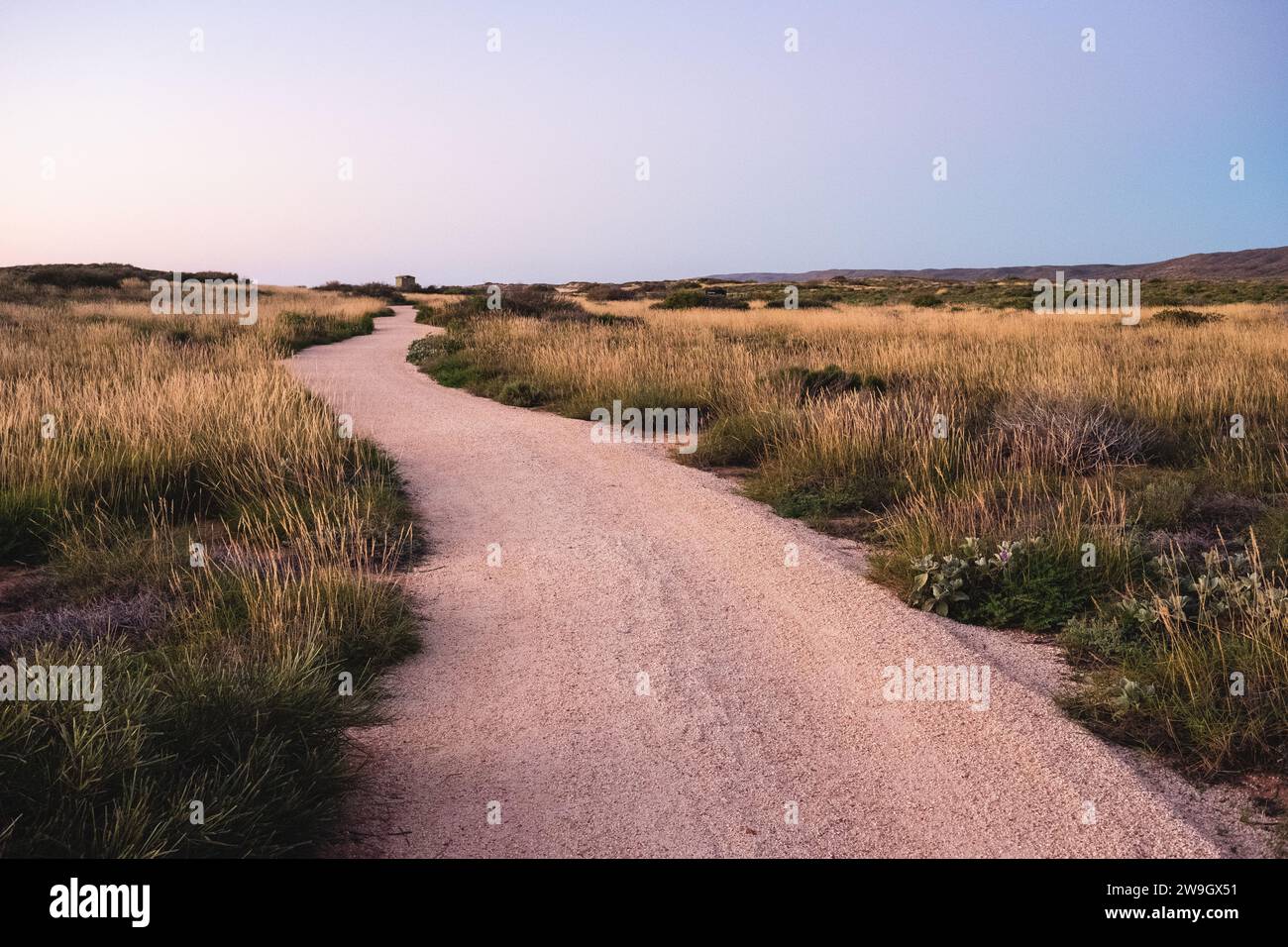 Un sentiero sulla spiaggia attraverso le dune vicino al campeggio Osprey Bay all'interno del Cape Range National Park vicino a Exmouth, nell'Australia Occidentale. Foto Stock