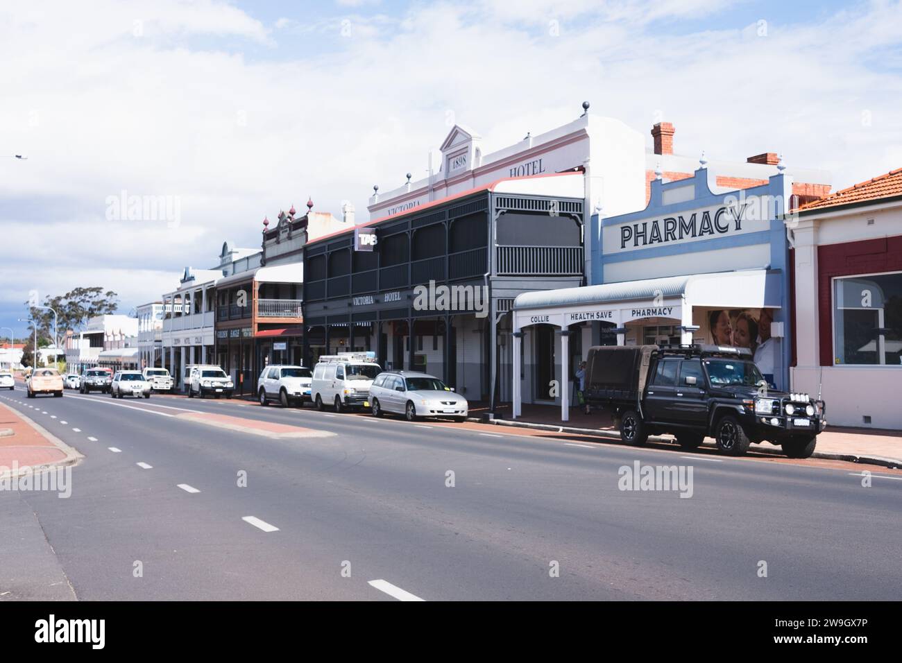 Il Crown Hotel, situato sulla strada principale di Collie, una città mineraria del carbone nella regione sud-occidentale dell'Australia Occidentale. Foto Stock