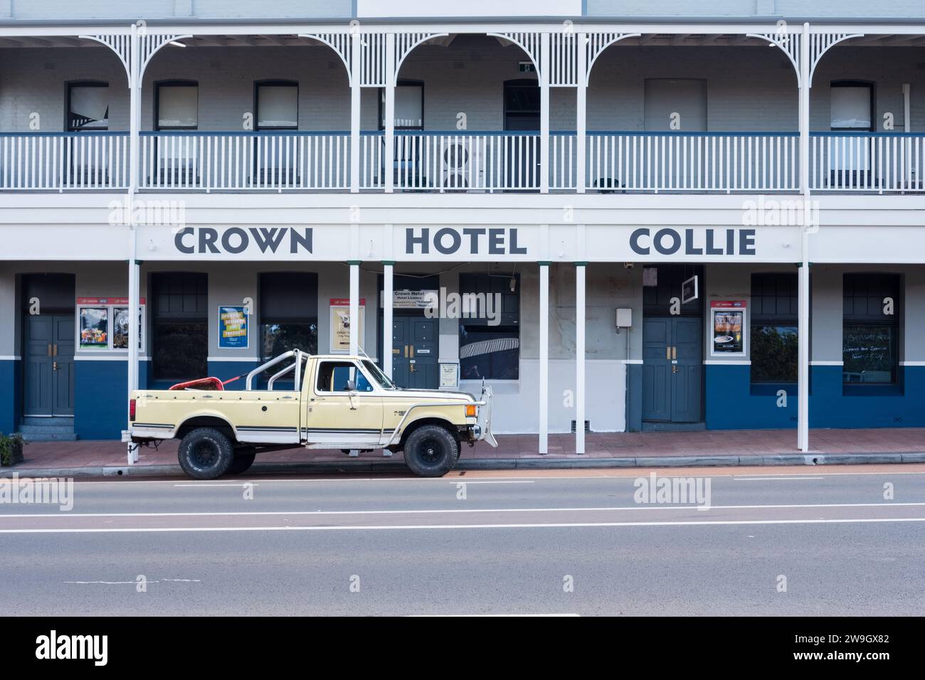 Il Crown Hotel, situato sulla strada principale di Collie, una città mineraria del carbone nella regione sud-occidentale dell'Australia Occidentale. Foto Stock