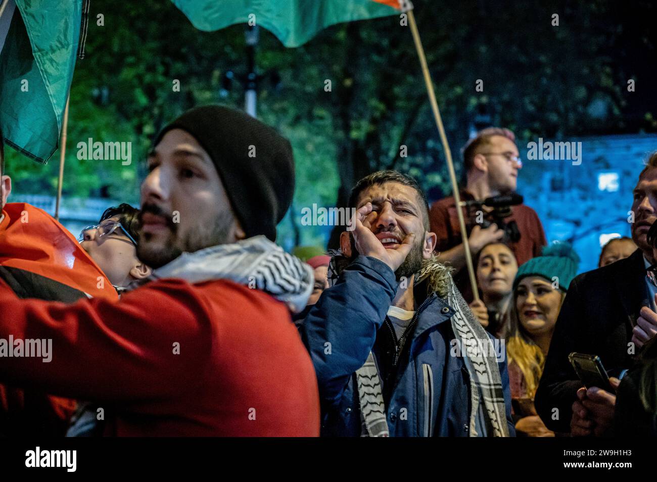 Dublino, Irlanda. 15 novembre 2023. Un manifestante grida "ambasciatore israeliano" durante la manifestazione. I manifestanti si radunano davanti al Parlamento irlandese a Dublino in solidarietà con la Palestina e chiedono l'espulsione dell'ambasciatore israeliano dal paese. (Immagine di credito: © Maria Giulia Molinaro vitale/SOPA Images via ZUMA Press Wire) SOLO USO EDITORIALE! Non per USO commerciale! Foto Stock