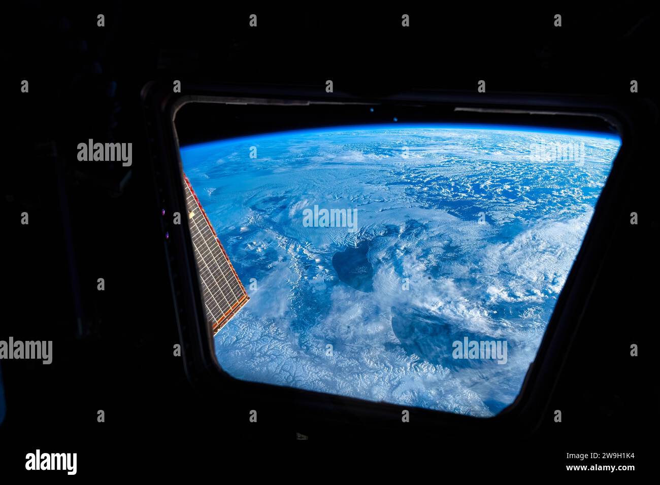 Parte della ISS e del pianeta Terra. Miglioramento digitale di un'immagine della NASA. Foto Stock