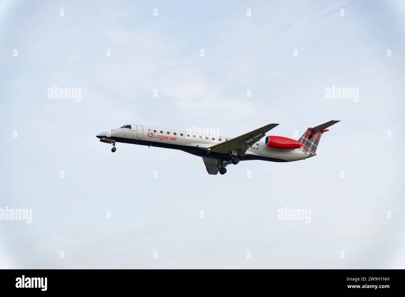 Loganair Embraer E145 passeggeri Jet Airplane registrazione G-SAJF in finale breve per atterrare sulla pista 27L all'aeroporto di Heathrow a ovest di Londra Foto Stock