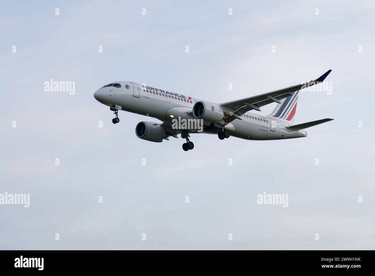 French Air France Airbus A220-300 passeggero Jet Airplane immatricolazione F-HZUP in finale breve per atterraggio sulla pista 27L all'aeroporto di Londra Heathrow Foto Stock