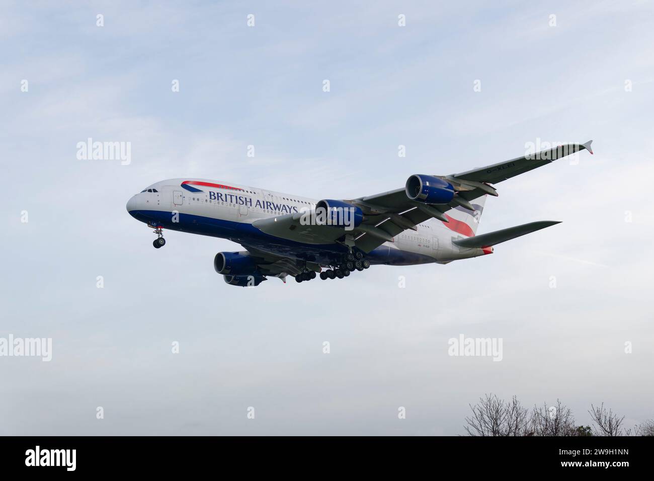 British Airways Airbus A380-841 passeggero Jet Airplane registrazione G-XLEI in finale breve per un atterraggio sulla pista 27L all'aeroporto di Londra Heathrow Foto Stock