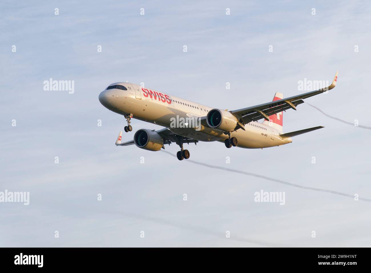 Registrazione Airbus A321neo di Swiss Airlines Airbus A321neo a Jet passeggeri HP-JPB in finale breve per atterrare sulla pista 27L all'aeroporto di Heathrow vicino a Londra Foto Stock