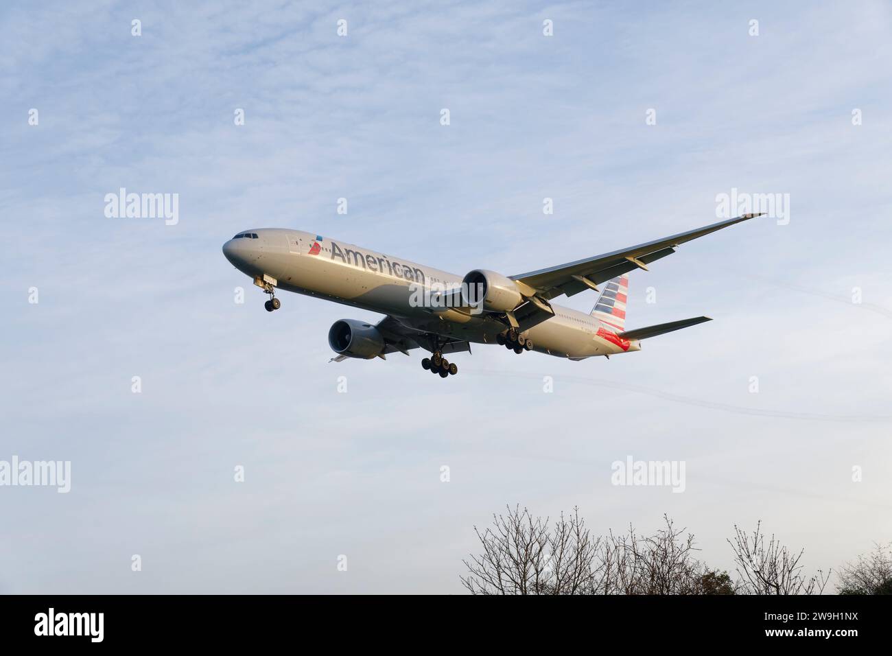 American Airlines Boeing 777-323ER passeggero Jet Airplane registrazione N720AN in finale breve per atterrare sulla pista 27L all'aeroporto di Heathrow Foto Stock
