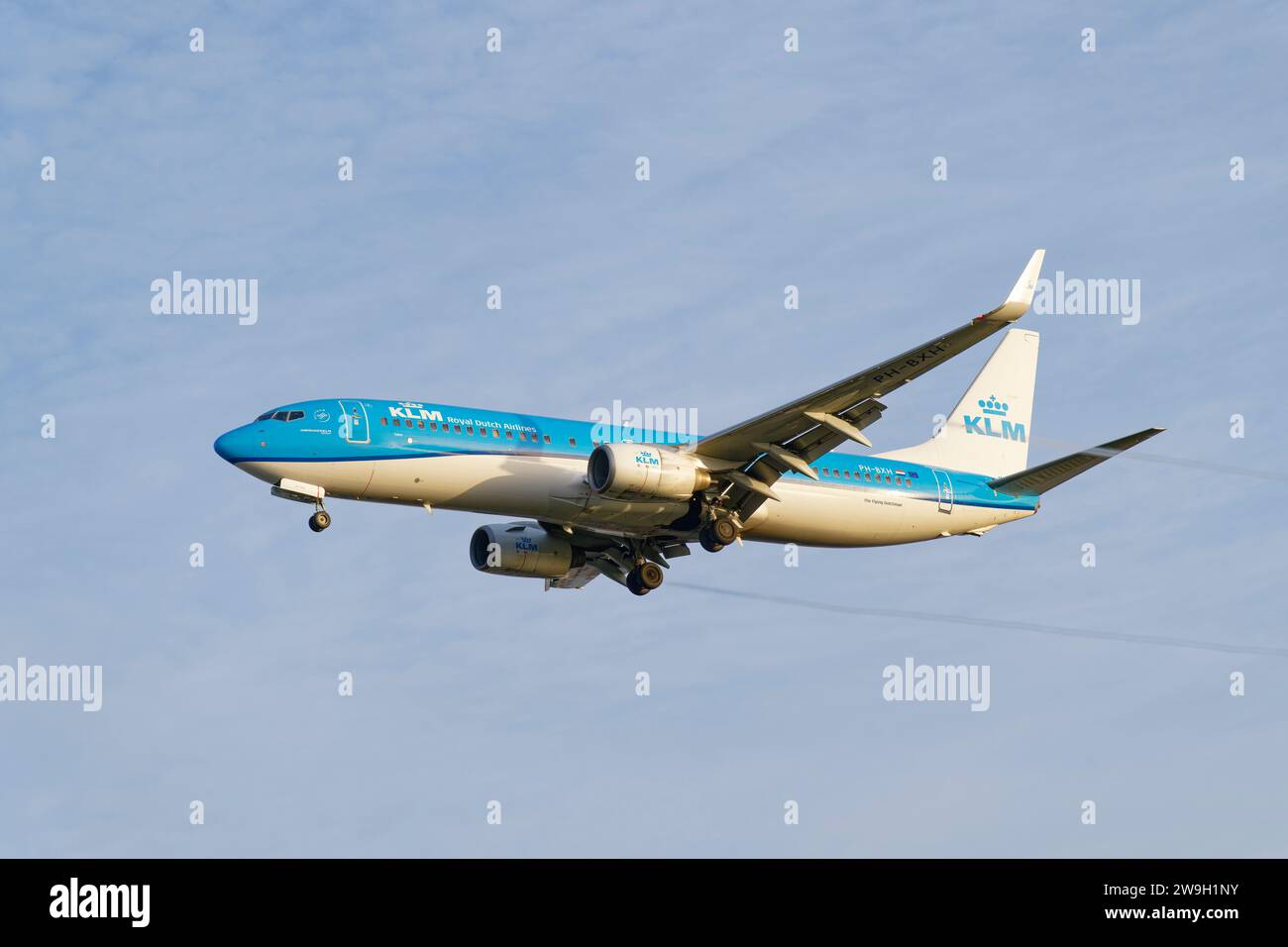 KLM Royal Dutch Airlines Boeing 737-800 registrazione aeroplano a getto passeggeri PH-BXH che scende fino a atterrare all'aeroporto di Heathrow a ovest di Londra Foto Stock