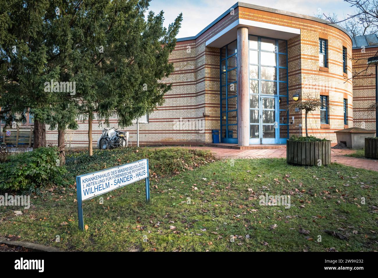 Berlin Reinickendorf , Gelände Karl Bonhoeffer Nervenklinik, auch Krankenhaus des Maßregelvollzugs KMV, Forensik, Forensische Psychiatrie / Medizin, Haftkrankenhaus - 28.12.2023 Berlino *** Berlin Reinickendorf , Karl Bonhoeffer Psychiatric Clinic, anche un ospedale per psichiatria forense, medicina forense psichiatrica, ospedale 28 12 2023 Berlino Foto Stock