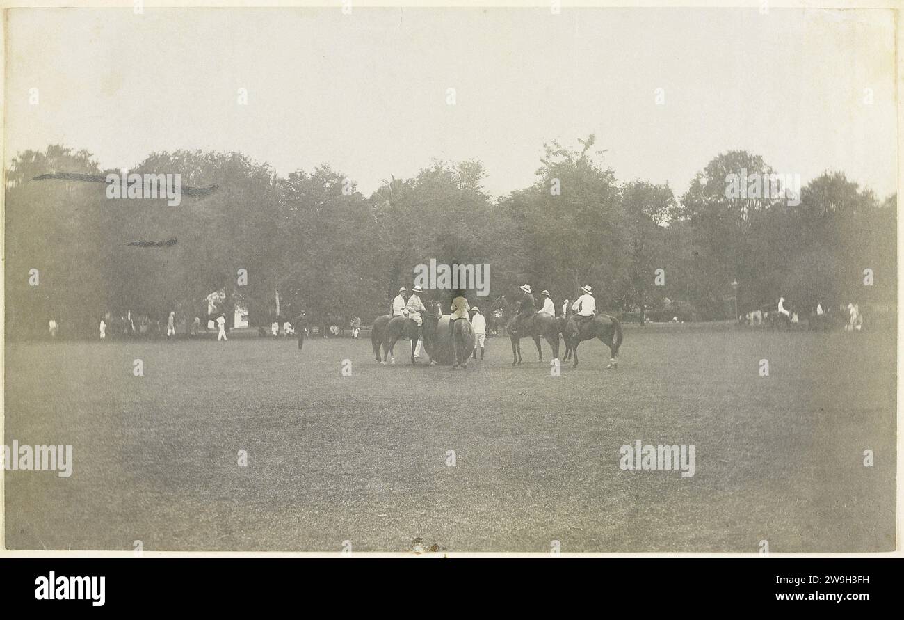 Gioco equestre con grande palla, Medan Sumatra, c. 1900 - c. 1905 Fotografia Bindjai Langkat supporto fotografico. carta. Cartone Sumatra Foto Stock