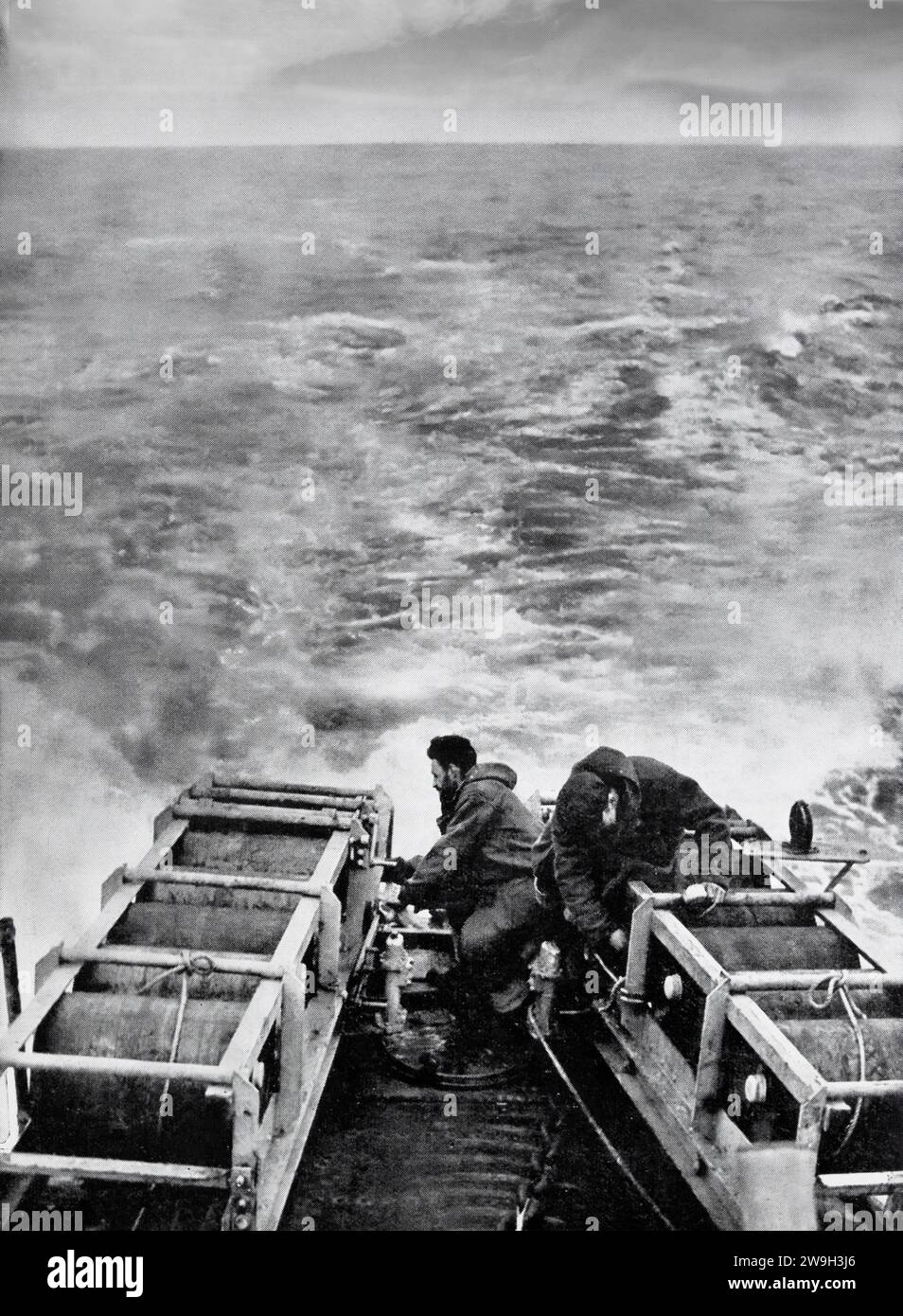 Equipaggio di un cacciatorpediniere alleato che si preparava a far cadere cariche di profondità per un cacciatorpediniere mentre scortava un convoglio Atlantico nel febbraio 1943. Facevano parte delle misure anti-sommergibile prese contro i branchi di U-Boot tedeschi durante la seconda guerra mondiale. Foto Stock