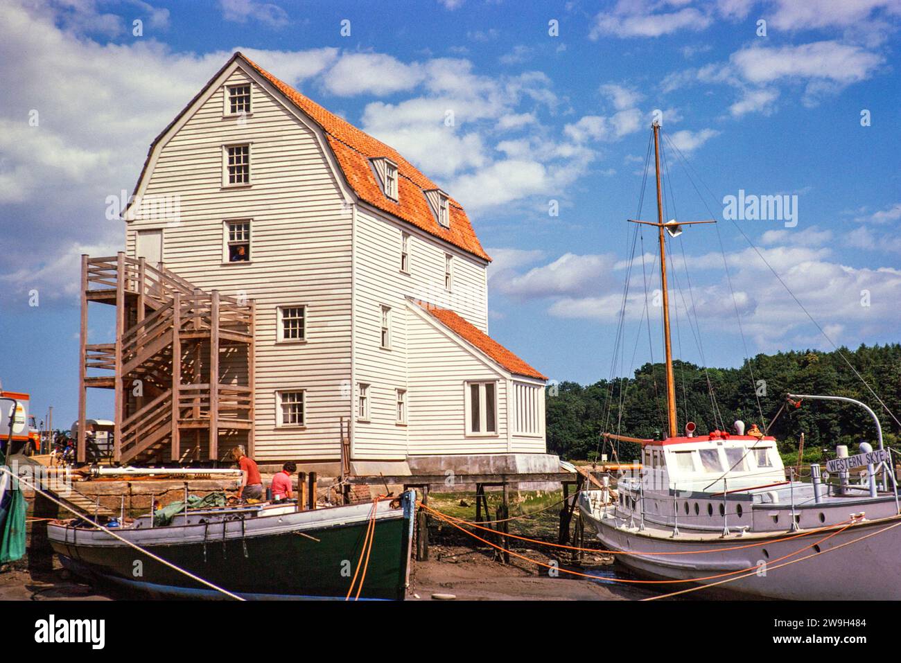 Lo storico Tide Mill e le barche sul fiume Deben, Woodbridge, Suffolk, Inghilterra, Regno Unito, luglio 1976 Foto Stock