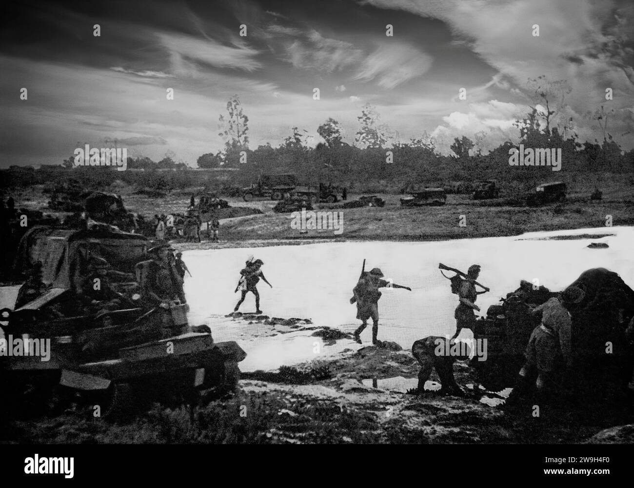 Truppe britanniche con veicoli corazzati che attraversano un guado nel nord della Tunisia a seguito di pesanti contrattacchi alla fine di febbraio 1943, da parte dell'esercito tedesco durante la campagna alleata nel deserto occidentale della seconda guerra mondiale. Foto Stock