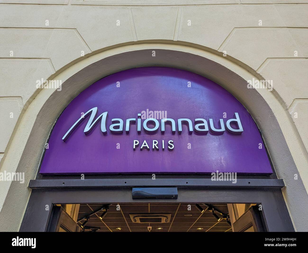 Cartello all'ingresso di una boutique Marionnaud. Marionnaud è una catena francese di negozi che vendono profumi, cosmetici e prodotti per la cura del corpo Foto Stock
