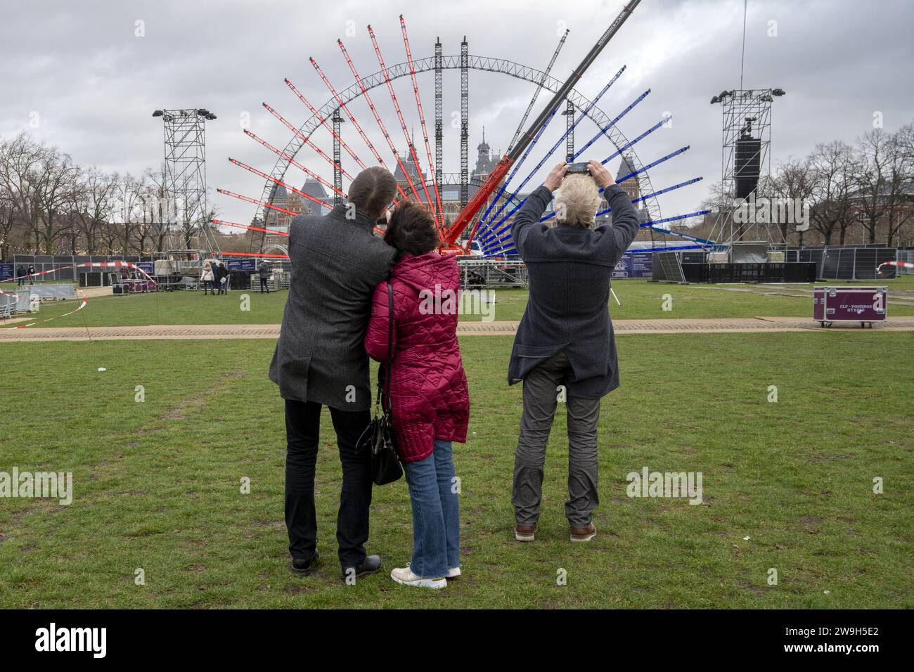 AMSTERDAM - a Museumplein sono in corso i preparativi per lo spettacolo di Capodanno dei fuochi d'artificio elettrici. L'evento segna l'inizio del nuovo anno con luci e fuochi d'artificio. ANP EVERT ELZINGA netherlands Out - belgio Out Foto Stock