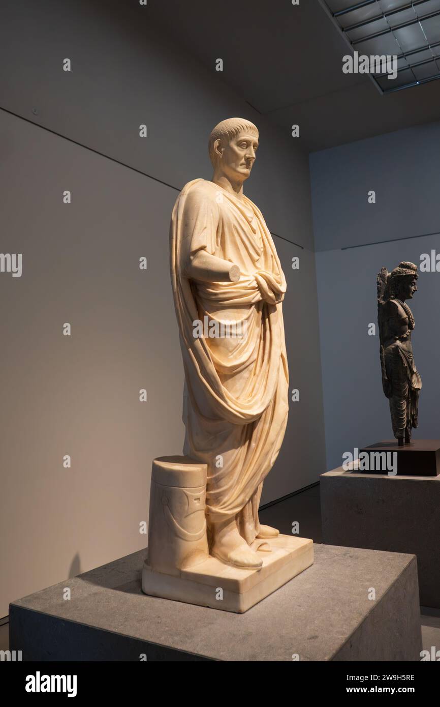 Abu Dhabi, Emirati Arabi Uniti, 18 novembre 2023: Il Museo del Louvre di Abu Dhabi. Statua di marmo romano. Foto Stock