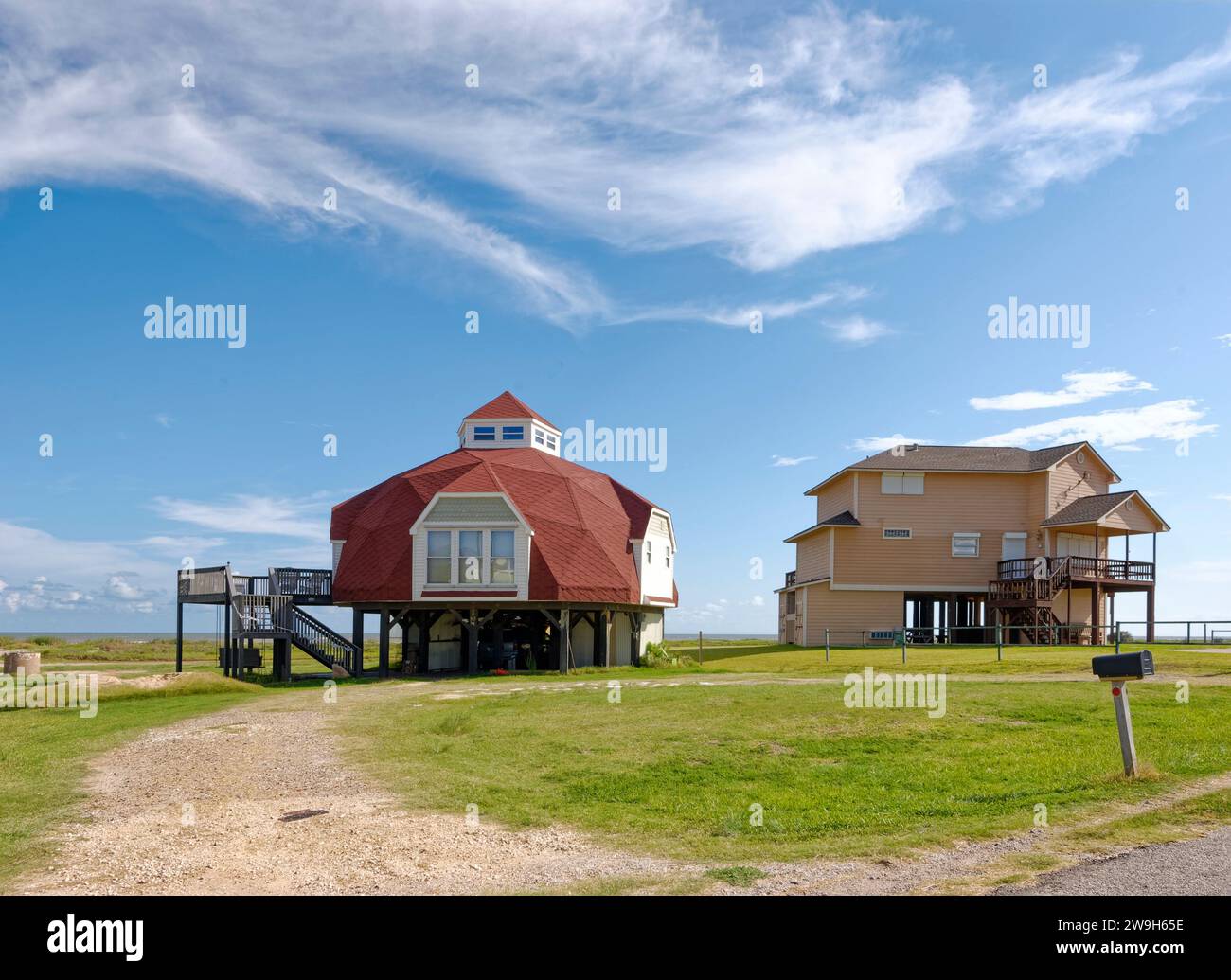 Il design unico delle case nella città di Sargent sul lungomare del Texas, sulla costa del Golfo del Texas, vicino a Rockport. Foto Stock