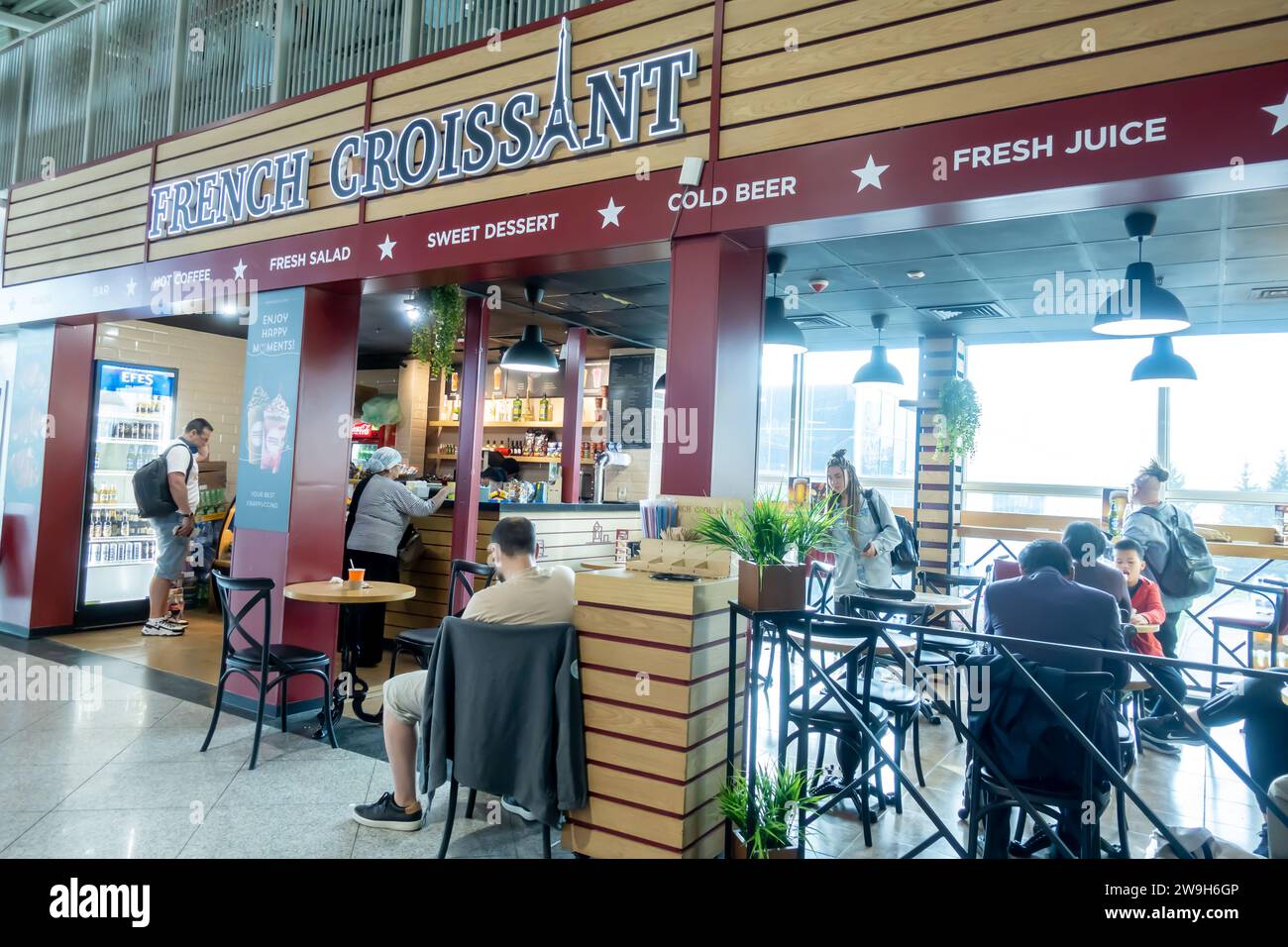 Croissant Cafe francese all'aeroporto di Almaty in Kazakistan Foto Stock