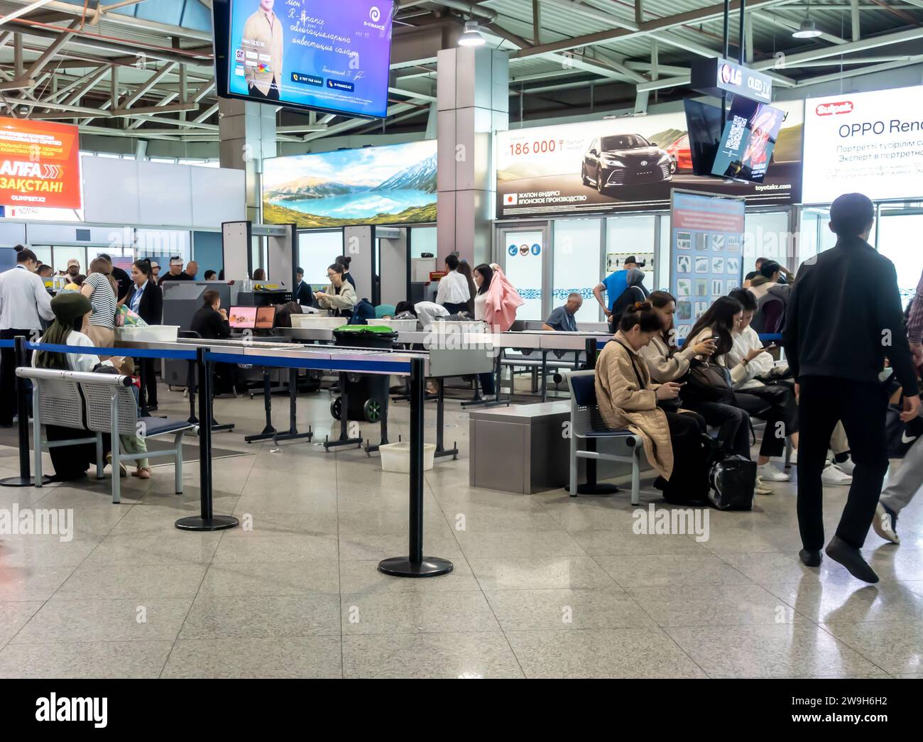 Controllo di sicurezza dei bagagli a mano prima dell'ingresso all'aeroporto di Almaty, Kazakistan Foto Stock