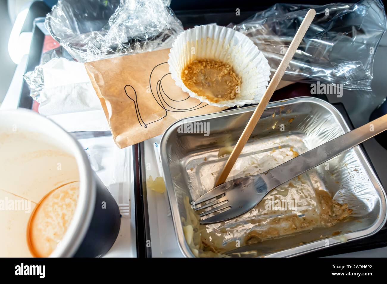 Didascalia 76/150 vassoio degli alimenti per aerei Grumo finito, contenitori sporchi dopo il pasto, serviti nel sedile dell'aereo durante il volo Foto Stock