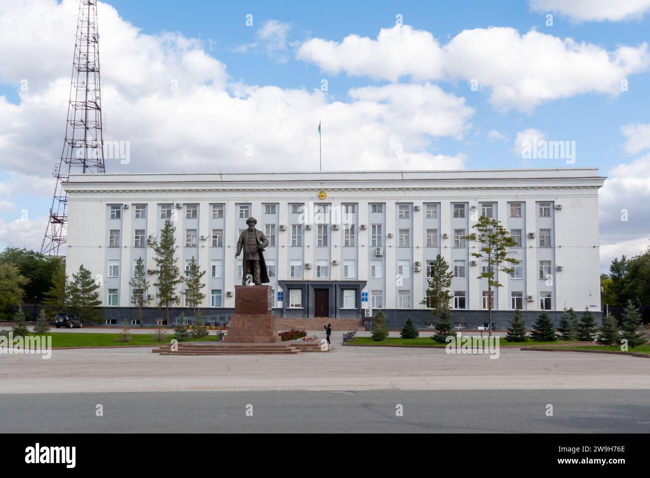 Edificio governativo della regione di Aktobe - architettura modernista sovietica. Aqtobe Kazakistan Foto Stock