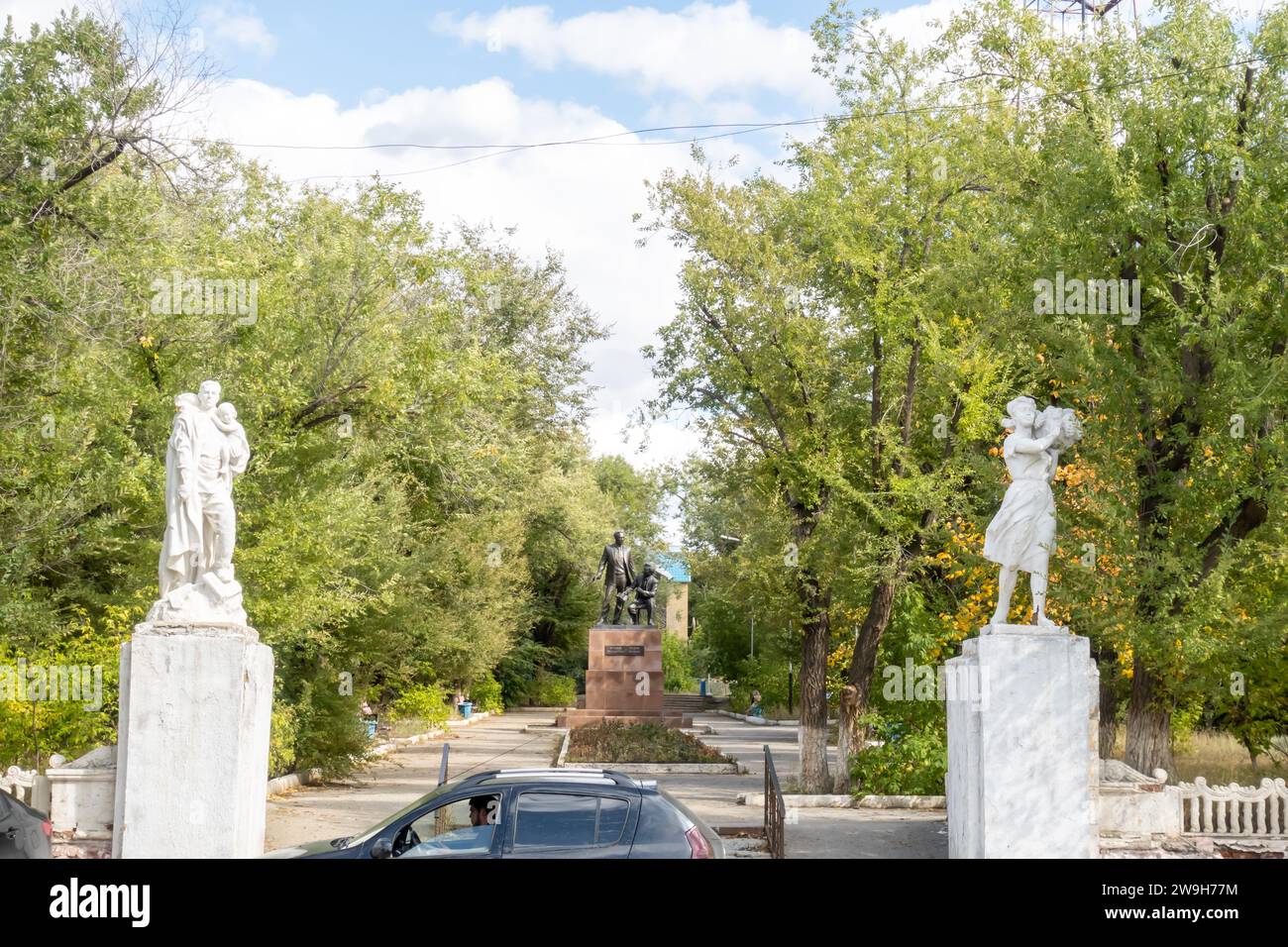 Parco delle sculture della città, monumento a drammaturghi kazaki e artisti teatrali, scrittori Takhaui Akhtanov e Kuandiku Shangitbaev ad Aqtobe, kazakistan. Foto Stock