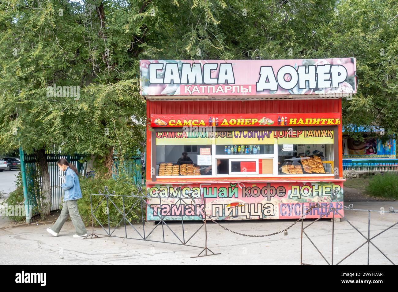 Chiosco di fast food Samsa Doner in un parco ad Aqtobe, Kazakistan Foto Stock