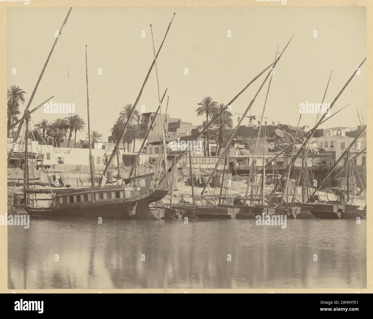 Harbor Face ad Assuan, c. 1890 - 1895 Fotografia parte di un gruppo di foto raccolte dal fotografo Richard Polak durante il viaggio. Questa foto è stata esposta insieme ad altre foto raccolte durante i suoi viaggi presso la Rotterdam Kunstkring (1895), Arti e Amicitiae ad Amsterdam (1897-1898?) E Societeit 't Collegie a Kampen (data per il momento sconosciuta). Carta di Assuan. porto di stampa di albumi di cartone. fiume Assuan Foto Stock