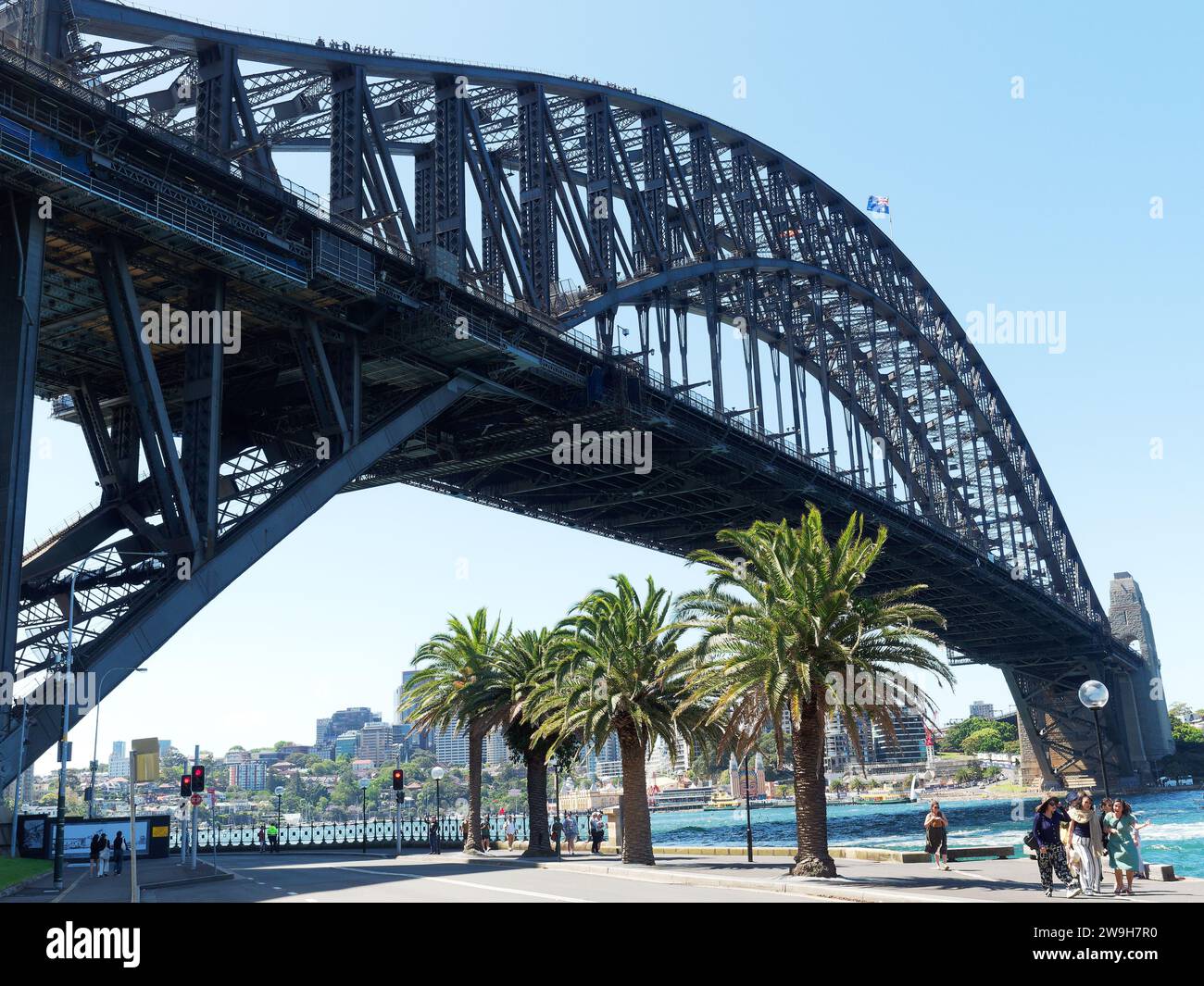 Vista dal basso punto di vista del famoso Sydney Harbour Bridge che attraversa il porto con North Sydney sullo sfondo Foto Stock