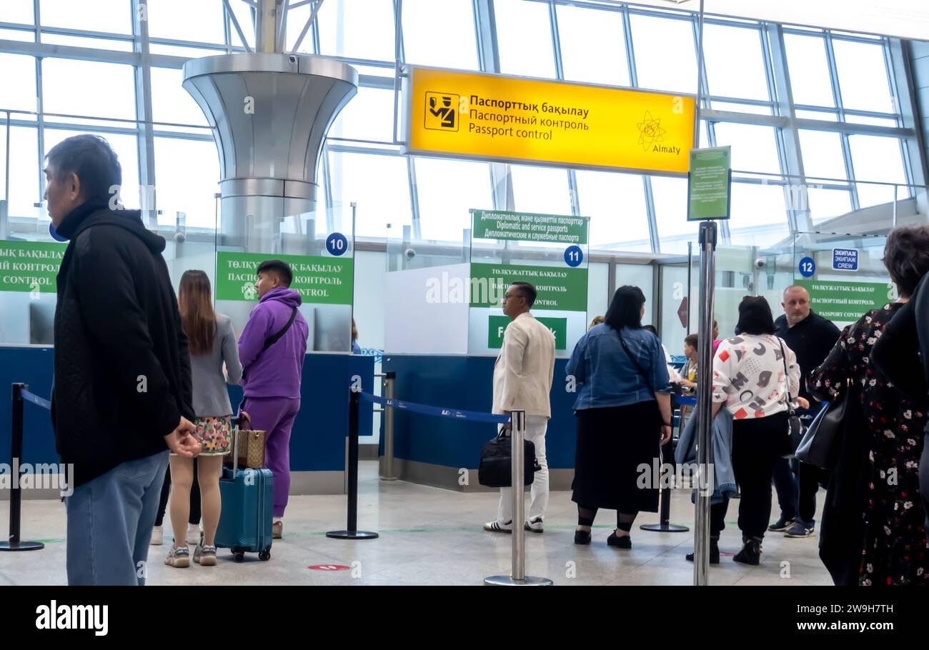 Il controllo dei passaporti si trova nel terminal delle partenze dell'aeroporto di Almaty in Kazakistan Foto Stock