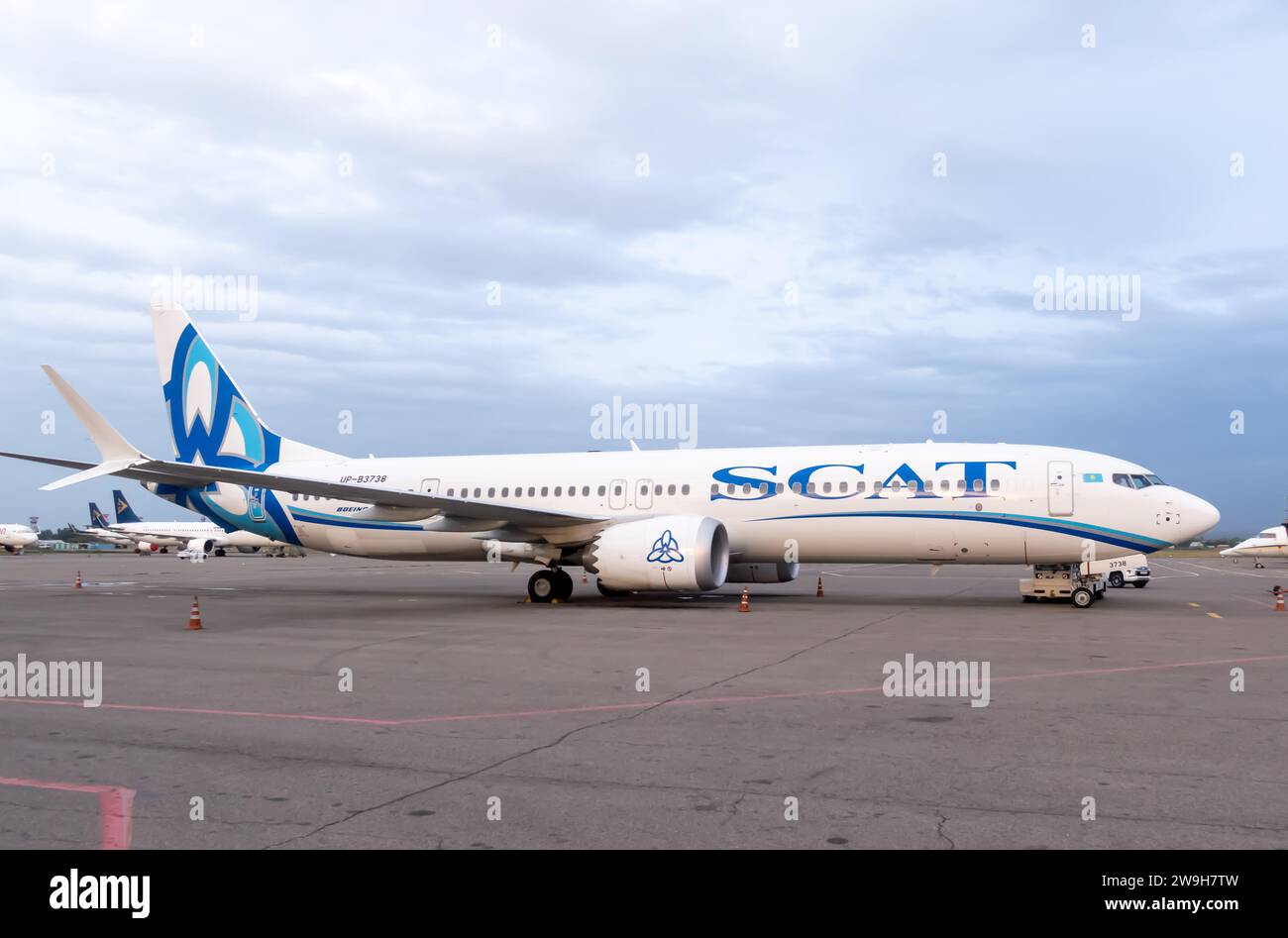 Volo aereo di compagnie aeree SCAT sull'asfalto dell'aeroporto di Almaty in Kazakistan Foto Stock