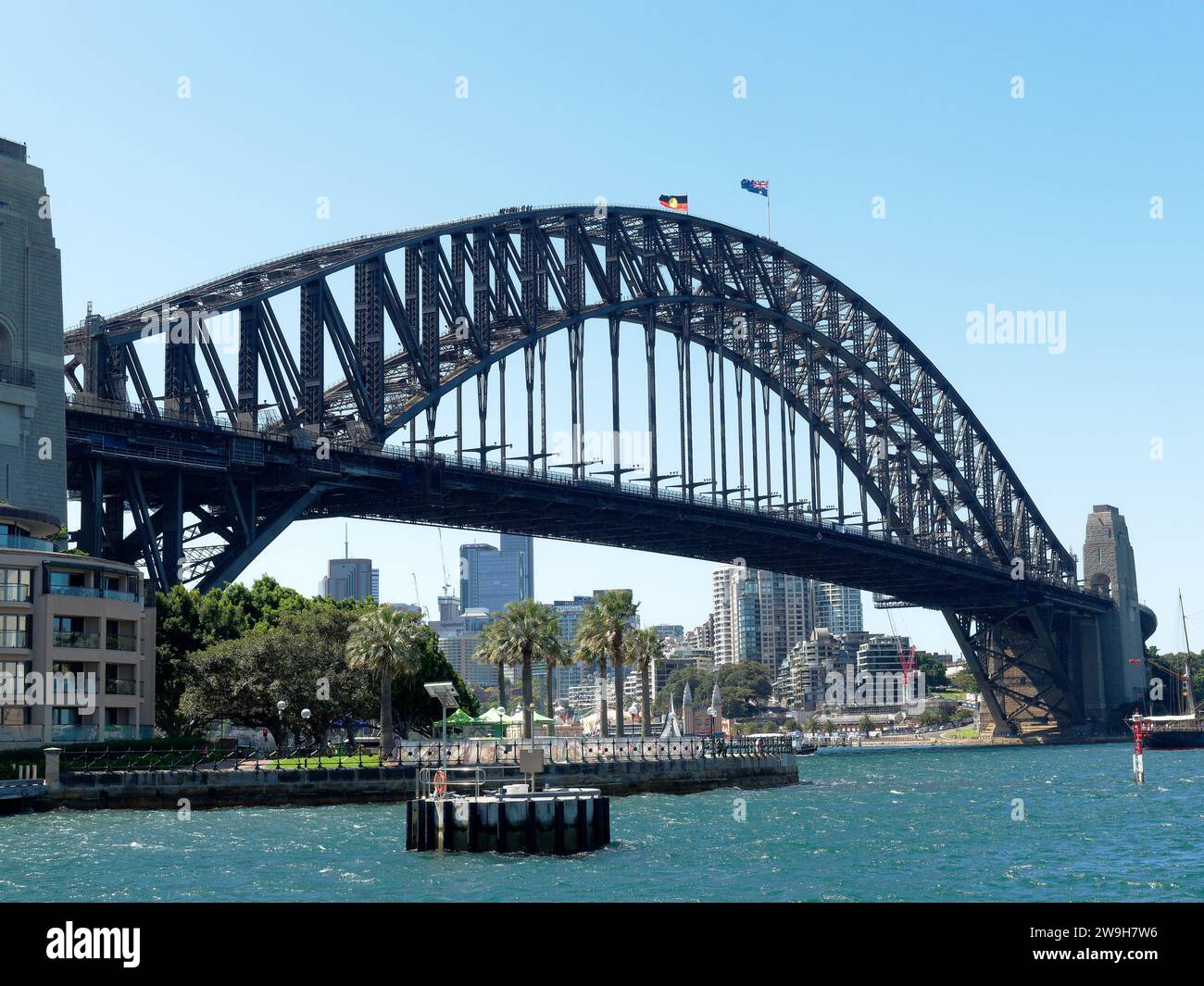 Vista del famoso Sydney Harbour Bridge che attraversa il porto con Sydney Nord sullo sfondo Foto Stock