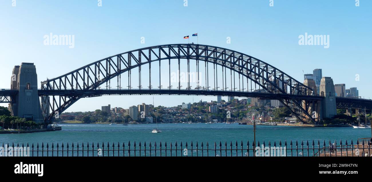 Vista panoramica del famoso Sydney Harbour Bridge che attraversa il porto con Sydney Nord sullo sfondo Foto Stock