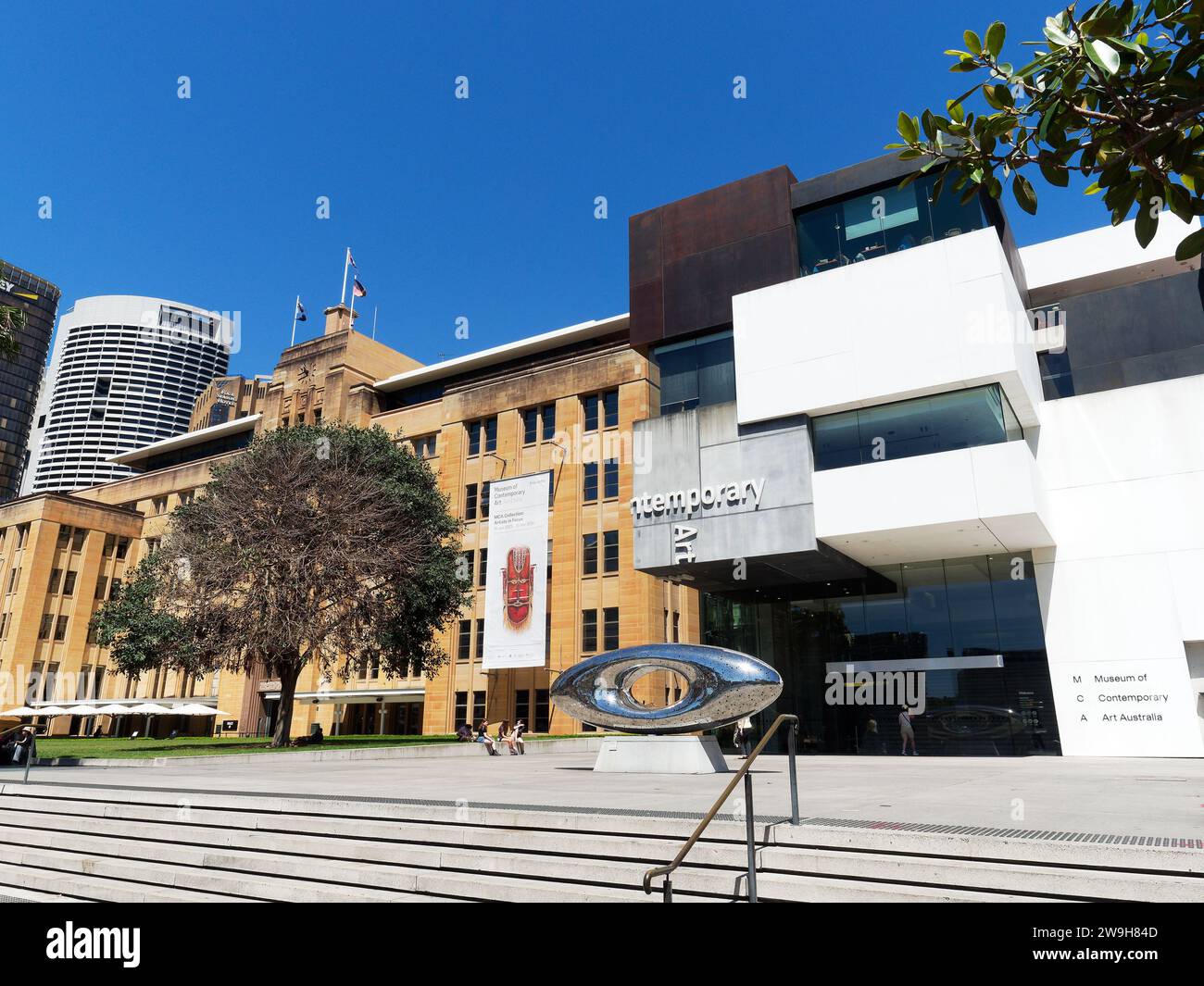 Vista di un ingresso al Museum of Contemporary Art Australia (MCA) nel quartiere Rocks di Sydney in Australia in una luminosa giornata primaverile Foto Stock