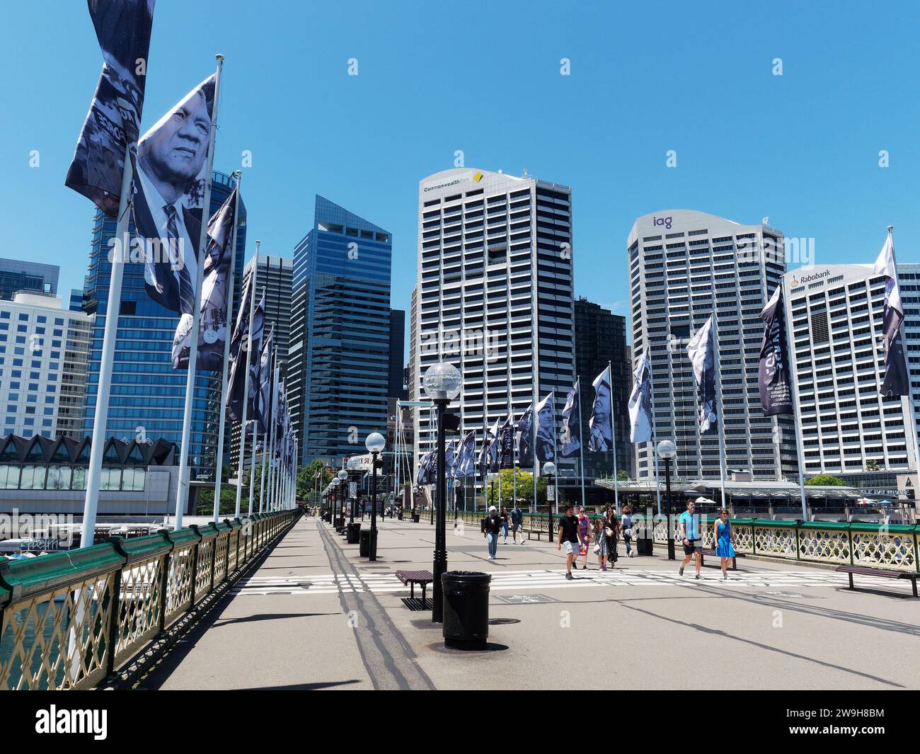Vista di un pedone che attraversa il ponte Pyrmont sul porto di Darling a Sydney in Australia in una luminosa giornata di primavera di novembre Foto Stock