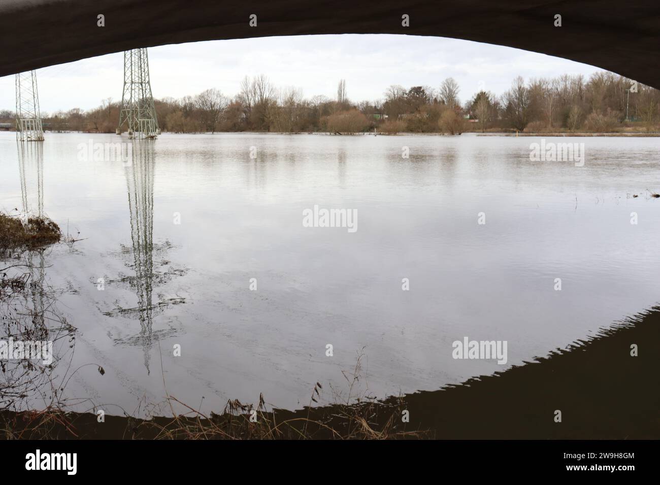 Hochwasserlage im Dezember 2023. Es stanjd alles unter Wasser. Bilder sind aus Menden & Troisdorf Foto Stock