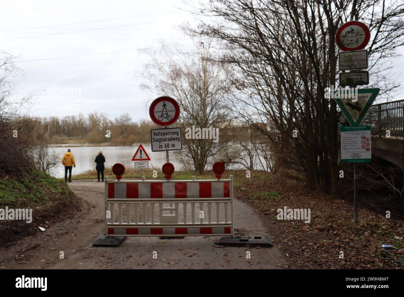 Hochwasserlage im Dezember 2023. Es stanjd alles unter Wasser. Bilder sind aus Menden & Troisdorf Foto Stock