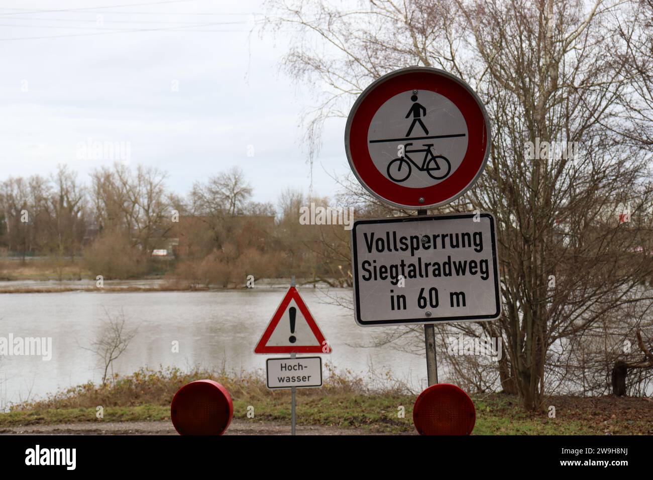 Hochwasserlage im Dezember 2023. Es stanjd alles unter Wasser. Bilder sind aus Menden & Troisdorf Foto Stock