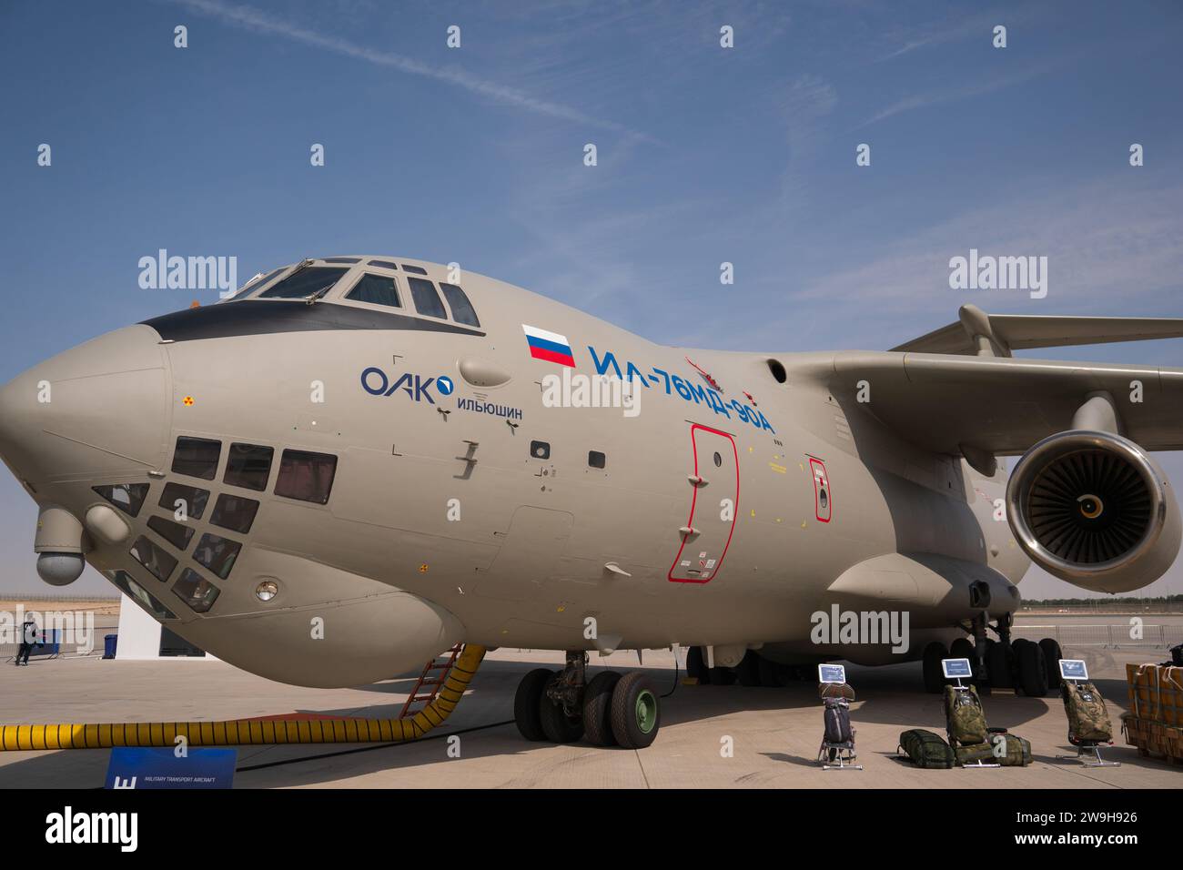 Aereo da trasporto militare russo, Ilyushine il-76MD-90A, in mostra al Dubai Airshow, con equipaggiamento militare a terra. Foto Stock