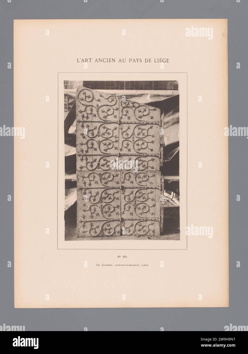 Porta decorata, anonima, c. 1879 - in o prima del 1884 stampa fotomeccanica questa stampa fa parte di una copertina con venti stampe, un frontespizio e un elenco di immagini. Liegi carta collotipo porta Liegi Foto Stock