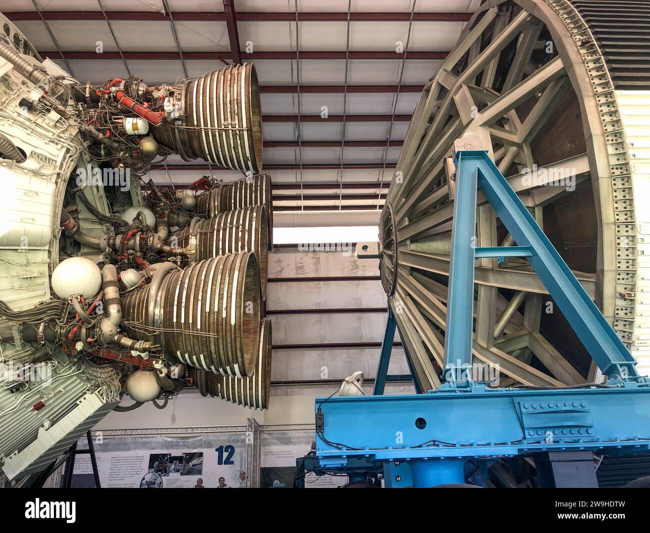 Houston, USA - 22 ottobre 2023: Inside hangar with SATURN V Rocket in Space Center - The Lyndon B. Johnson Space Center (JSC) a Houston, Texas. clos Foto Stock