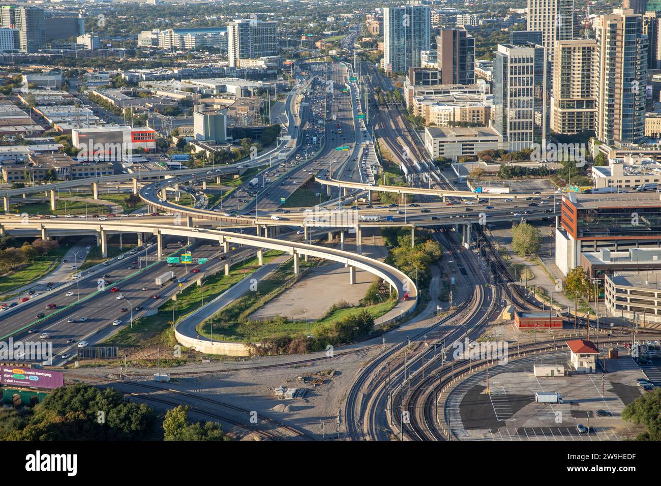 Dallas, Stati Uniti - 6 novembre 2023: interstate con cavalcavia e ponti con skyline a Dallas, Texas, Stati Uniti Foto Stock