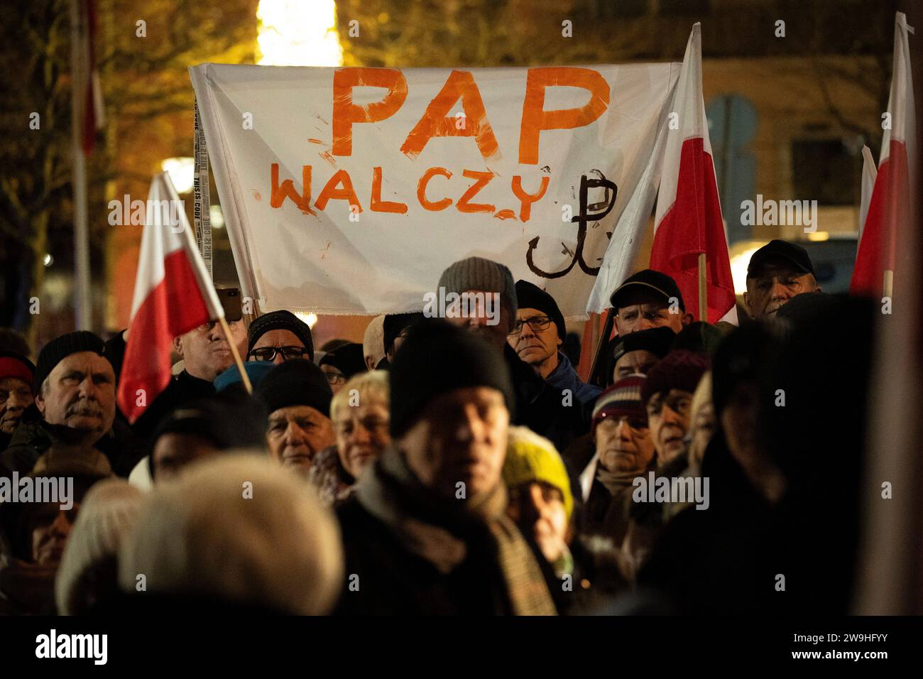 Varsavia, Polonia. 27 dicembre 2023. Si vedono protestare contro le riforme dei media governativi di fronte all'emittente pubblica TVP Info a Varsavia, in Polonia, il 27 dicembre 2023. La gestione delle istituzioni pubbliche dei media è stata licenziata dal governo guidato da Donald Tusk il 20 dicembre, che ha portato a proteste e all'occupazione delle istituzioni dei media da parte dei deputati dell'opposizione. I media pubblici negli ultimi otto anni sono stati usati come portavoce del governo dal partito euroscettico diritto e giustizia. (Foto di Jaap Arriens/Sipa USA) credito: SIPA USA/Alamy Live News Foto Stock