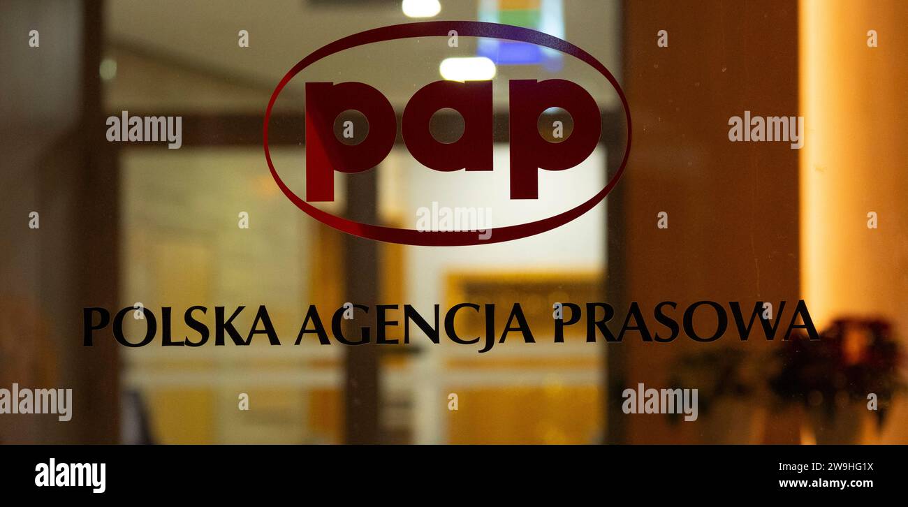 Varsavia, Polonia. 27 dicembre 2023. L'ufficio del pap dell'agenzia stampa polacca si trova nel centro di Varsavia, in Polonia, il 27 dicembre 2023. L'agenzia stampa pubblica è stata occupata da una dozzina di parlamentari dell'opposizione dopo che il governo appena eletto la scorsa settimana ha licenziato la precedente dirigenza. Le istituzioni pubbliche dei media in precedenza erano state trasformate in ciò che i critici dicono siano i portavoce del governo. I membri del precedente partito di diritto e giustizia (PiS) affermano che il discarico della direzione è illegale. (Foto di Jaap Arriens/Sipa USA) credito: SIPA USA/Alamy Live News Foto Stock