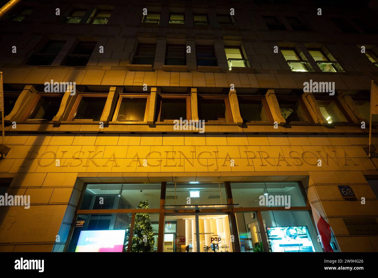 Varsavia, Polonia. 27 dicembre 2023. L'ufficio del pap dell'agenzia stampa polacca si trova nel centro di Varsavia, in Polonia, il 27 dicembre 2023. L'agenzia stampa pubblica è stata occupata da una dozzina di parlamentari dell'opposizione dopo che il governo appena eletto la scorsa settimana ha licenziato la precedente dirigenza. Le istituzioni pubbliche dei media in precedenza erano state trasformate in ciò che i critici dicono siano i portavoce del governo. I membri del precedente partito di diritto e giustizia (PiS) affermano che il discarico della direzione è illegale. (Foto di Jaap Arriens/Sipa USA) credito: SIPA USA/Alamy Live News Foto Stock