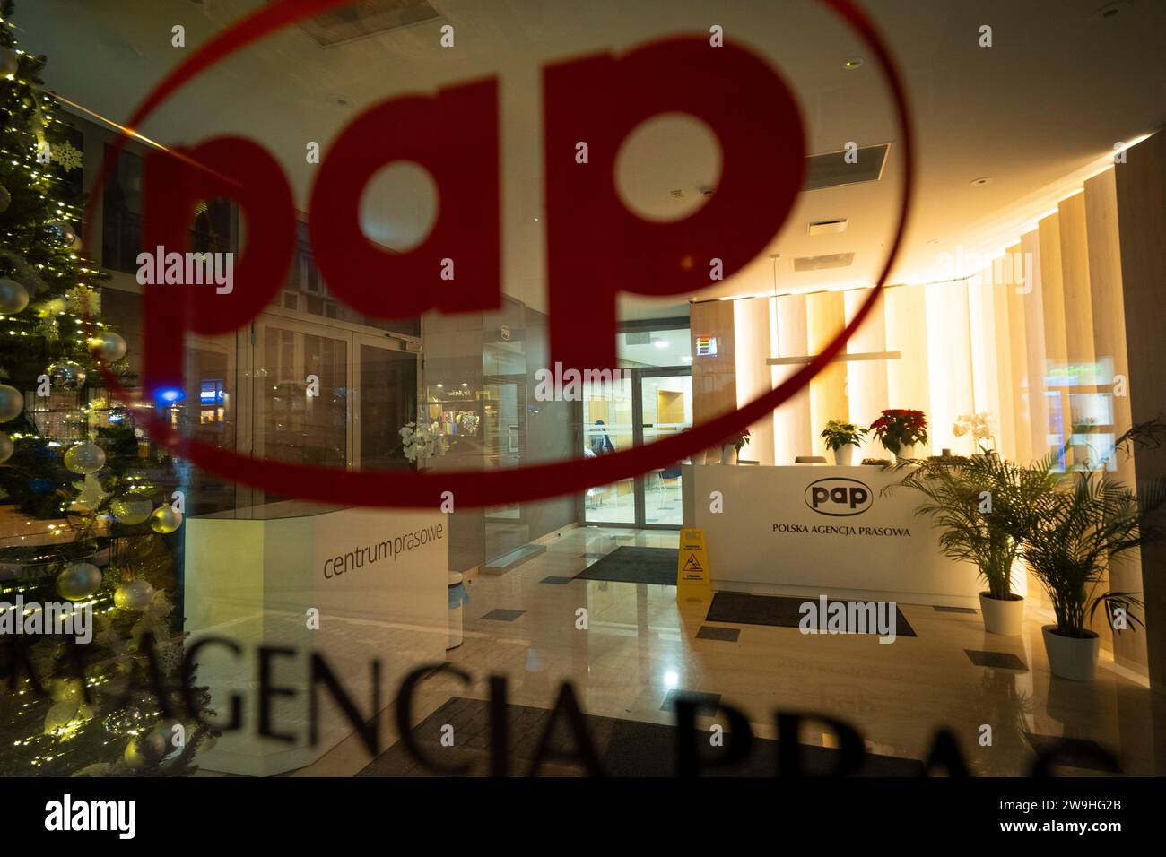 Varsavia, Polonia. 27 dicembre 2023. L'ufficio del pap dell'agenzia stampa polacca si trova nel centro di Varsavia, in Polonia, il 27 dicembre 2023. L'agenzia stampa pubblica è stata occupata da una dozzina di parlamentari dell'opposizione dopo che il governo appena eletto la scorsa settimana ha licenziato la precedente dirigenza. Le istituzioni pubbliche dei media in precedenza erano state trasformate in ciò che i critici dicono siano i portavoce del governo. I membri del precedente partito di diritto e giustizia (PiS) affermano che il discarico della direzione è illegale. (Foto di Jaap Arriens/Sipa USA) credito: SIPA USA/Alamy Live News Foto Stock