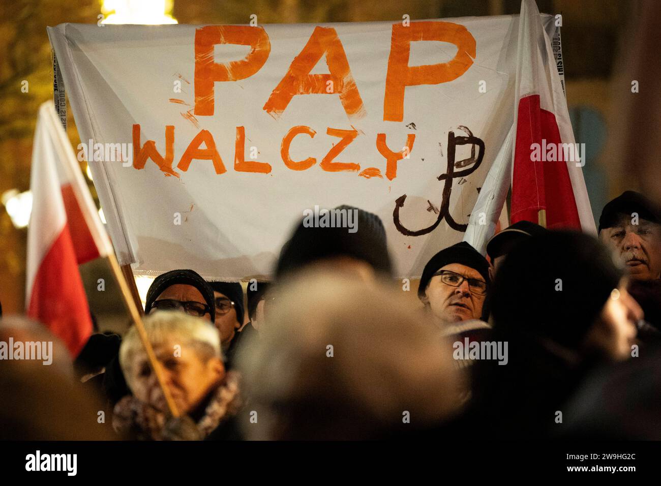 Varsavia, Polonia. 27 dicembre 2023. Si vedono protestare contro le riforme dei media governativi di fronte all'emittente pubblica TVP Info a Varsavia, in Polonia, il 27 dicembre 2023. La gestione delle istituzioni pubbliche dei media è stata licenziata dal governo guidato da Donald Tusk il 20 dicembre, che ha portato a proteste e all'occupazione delle istituzioni dei media da parte dei deputati dell'opposizione. I media pubblici negli ultimi otto anni sono stati usati come portavoce del governo dal partito euroscettico diritto e giustizia. (Foto di Jaap Arriens/Sipa USA) credito: SIPA USA/Alamy Live News Foto Stock