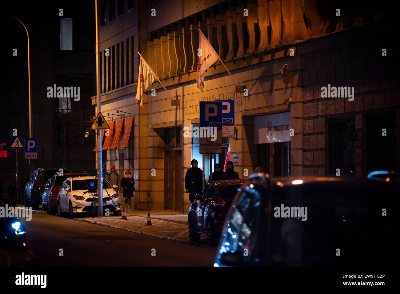 Varsavia, Polonia. 27 dicembre 2023. L'ufficio del pap dell'agenzia stampa polacca si trova nel centro di Varsavia, in Polonia, il 27 dicembre 2023. L'agenzia stampa pubblica è stata occupata da una dozzina di parlamentari dell'opposizione dopo che il governo appena eletto la scorsa settimana ha licenziato la precedente dirigenza. Le istituzioni pubbliche dei media in precedenza erano state trasformate in ciò che i critici dicono siano i portavoce del governo. I membri del precedente partito di diritto e giustizia (PiS) affermano che il discarico della direzione è illegale. (Foto di Jaap Arriens/Sipa USA) credito: SIPA USA/Alamy Live News Foto Stock