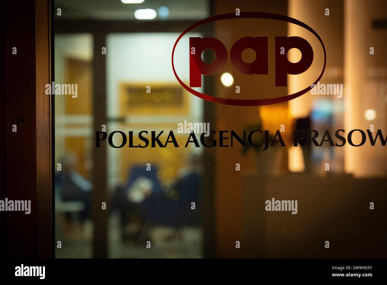 Varsavia, Polonia. 27 dicembre 2023. L'ufficio del pap dell'agenzia stampa polacca si trova nel centro di Varsavia, in Polonia, il 27 dicembre 2023. L'agenzia stampa pubblica è stata occupata da una dozzina di parlamentari dell'opposizione dopo che il governo appena eletto la scorsa settimana ha licenziato la precedente dirigenza. Le istituzioni pubbliche dei media in precedenza erano state trasformate in ciò che i critici dicono siano i portavoce del governo. I membri del precedente partito di diritto e giustizia (PiS) affermano che il discarico della direzione è illegale. (Foto di Jaap Arriens/Sipa USA) credito: SIPA USA/Alamy Live News Foto Stock