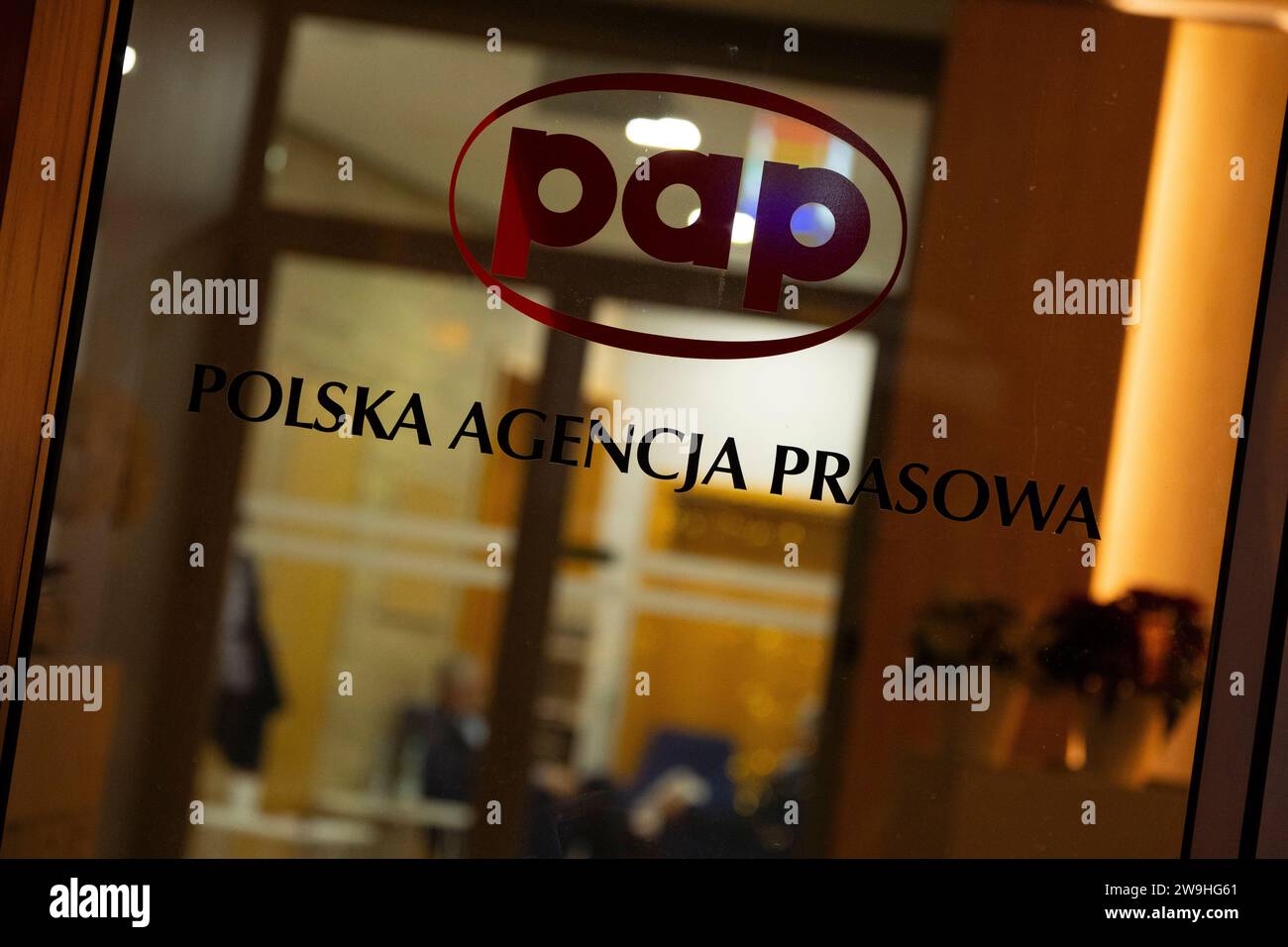 Varsavia, Polonia. 27 dicembre 2023. L'ufficio del pap dell'agenzia stampa polacca si trova nel centro di Varsavia, in Polonia, il 27 dicembre 2023. L'agenzia stampa pubblica è stata occupata da una dozzina di parlamentari dell'opposizione dopo che il governo appena eletto la scorsa settimana ha licenziato la precedente dirigenza. Le istituzioni pubbliche dei media in precedenza erano state trasformate in ciò che i critici dicono siano i portavoce del governo. I membri del precedente partito di diritto e giustizia (PiS) affermano che il discarico della direzione è illegale. (Foto di Jaap Arriens/Sipa USA) credito: SIPA USA/Alamy Live News Foto Stock