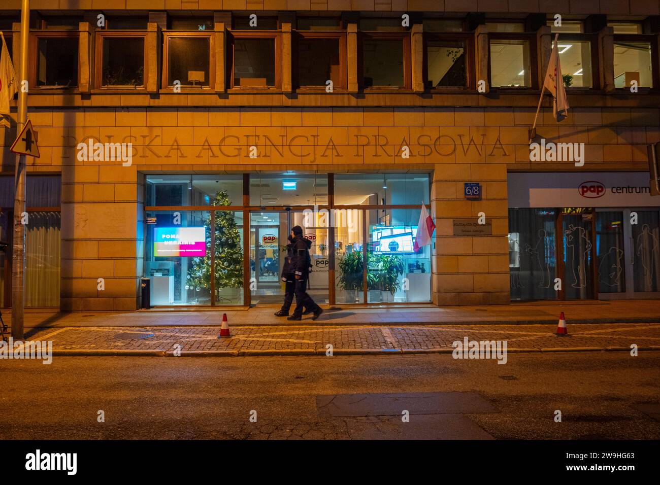 Varsavia, Polonia. 27 dicembre 2023. L'ufficio del pap dell'agenzia stampa polacca si trova nel centro di Varsavia, in Polonia, il 27 dicembre 2023. L'agenzia stampa pubblica è stata occupata da una dozzina di parlamentari dell'opposizione dopo che il governo appena eletto la scorsa settimana ha licenziato la precedente dirigenza. Le istituzioni pubbliche dei media in precedenza erano state trasformate in ciò che i critici dicono siano i portavoce del governo. I membri del precedente partito di diritto e giustizia (PiS) affermano che il discarico della direzione è illegale. (Foto di Jaap Arriens/Sipa USA) credito: SIPA USA/Alamy Live News Foto Stock